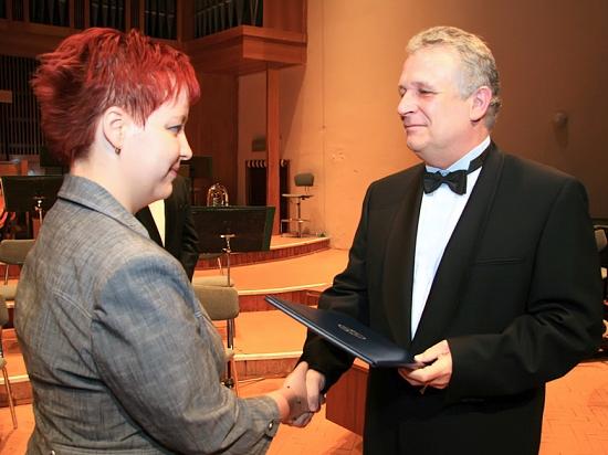 Predseda SAV prof. Jaromír Pastorek odovzdáva ocenenie Eve Boszorádovej, víťazke v rámci II. oddelenia vied SAV.