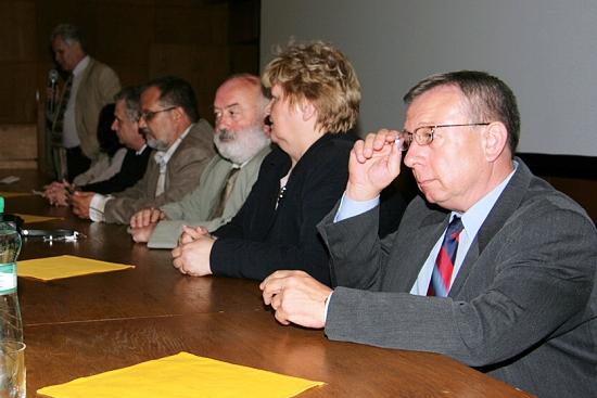 Pohľad na predsednícky stôl pri otvorení seminára – sprava Igor Túnyi, Viera Rosová, Ľubomír Falťan, doc. Albert Breier, prof. Jaromír Pastorek, v pozadí prof. Daniela Ježová a doc. Peter Javorský.
