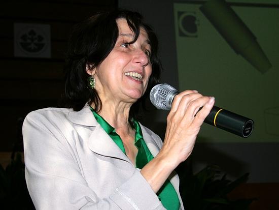... ktorá sa chopila mikrofónu v úvode i závere stretnutia. Prof. Ježová dodala odvahu mladým vedeckým pracovníkom pred ich prezentáciou a na záver každého z nich osobitne charakterizovala.