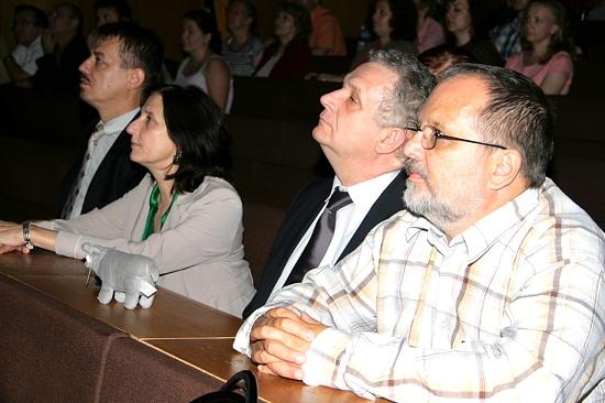 Pozorne ich počúvali starší a skúsenejší (sprava) doc. Albert Breier, prof. Jaromír Pastorek, prof. Daniela Ježová i doc. Peter Pristaš...