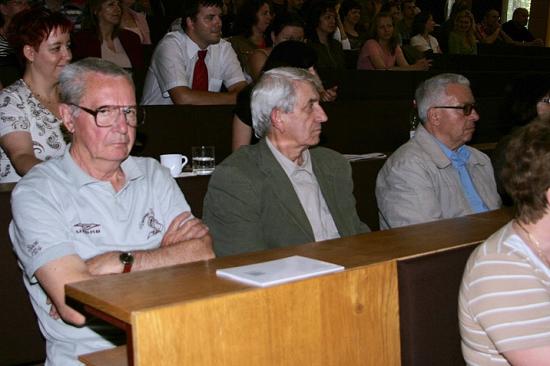 ...ako aj ďalší v aule, medzi nimi (zľava) prof. Michal Besterci, prof. Pavol Dubinský i doc. Július Čorba.