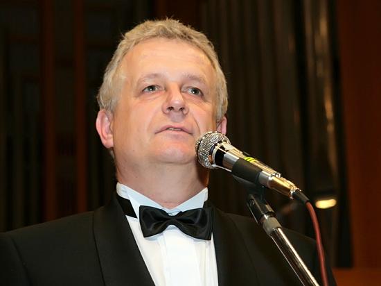 ...a za vedcov zasa predseda SAV prof. Jaromír Pastorek , ktorý odovzdal ocenenie laureátom súťaže mladých vedeckých pracovníkov SAV do 35 rokov.