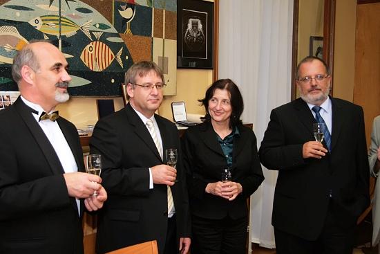 K tradícii patrí aj prípitok, na ktorý do svojej pracovne pozýva ocenených i najváženejších hostí riaditeľ filharmónie Július Klein (vľavo). Vedľa neho stojí Juraj Lapin, prof. Daniela Ježová a doc. Albert Breier, noví podpredsedovia SAV.