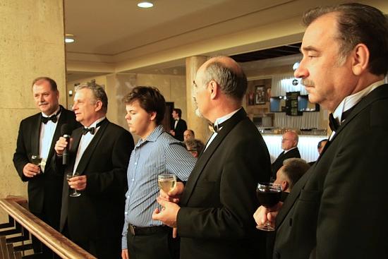 Súčasťou slávnostného večera je aj spoločenské strtnutie. Slávnostným prípitkom ho začal prof. Pastorek (s mikrofónom v ruke), vľavo od neho stojí doc. Branislav Peťko, v strede mladý hudobný virtuóz Karol Daniš, riaditeľ košickej filharmónie Július Klein a úplne vpravo doc. Marián Reiffers, jeden zo zakladateľov týchto koncertov.