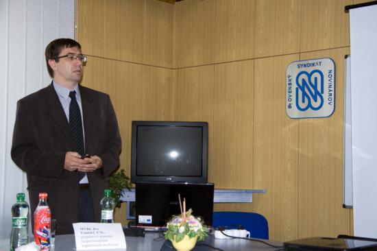 Ivo Vanický z Neurobiologického ústavu na tlačovej konferencii pri predstavovaní projektu Centra excelentnosti pre neuroregeneračný výskum NEUREG.
