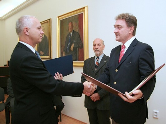 Podpredseda SAV Ivan Zahradník odovzdáva Čestnú plaketu SAV za zásluhy v biologických vedách doc. Štefanovi Faixovi. V strede predseda Učenej spoločnosti SAV prof. Fedor Čiampor, ktorý predniesol laudáciu.