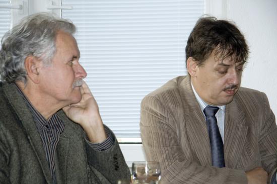 Pri jubileách je čas tiež na spomienky. Ocenený si zaspomínal aj na svoje začiatky v ústave v tíme Petra Javorského (vľavo).