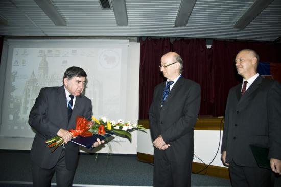 Prítomnosť prof. Tadeusza Michalowskeho (vľavo) bola vhodnou príležitosťou na odovzdanie Čestnej plakety za zásluhy v biologických prírodných vedách, ktorú mu pri príležitosti 70. narodenín udelilo Predsedníctvo SAV. Odovzdal mu ju člen P SAV doc. Juraj Koppel, laudáciu predniesol doc. Štefan Faix.