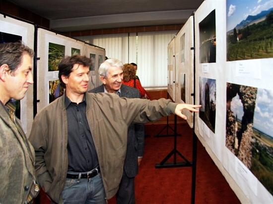 ... bokom nezostali ani vedci. Vľavo Michal Stanko z košického pracoviska Ústavu zoológie SAV, jeden z vystavujúcich autorov. Jeho fotografia Kopulujúce slimáky patrila medzi najpútavejšie. Diskutuje s ním parazitológ Marián Várady, prizerá sa bývalý dlhoročný riaditeľ Parazitologického (predtým Helmintologického) ústavu SAV prof. Pavol Dubinský (vpravo).