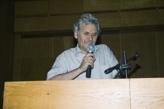 Predstaviteľov SAV, ocenených mladých vedcov aj ich kolegov a priaznivcov privítal na seminári v aule ústavov SAV v Košiciach doc. Peter Javorský, ktorý moderoval prezentáciu mladých vedeckých pracovníkov i diskusiu.