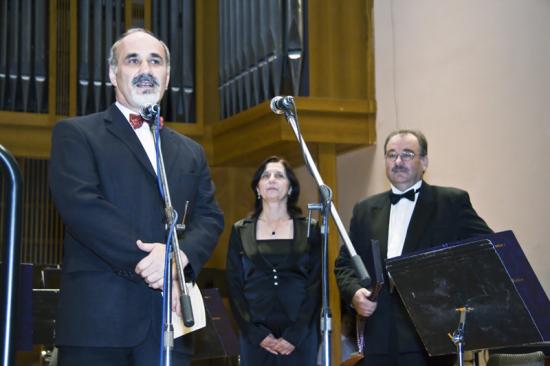 V koncertnej sále Štátnej filharmónie v Dome umenia v Košiciach všetkých najprv privítal „domáci pán“, jej riaditeľ Július Klein, v pozadí za SAV doc. M. Reiffers a prof. D. Ježová,....