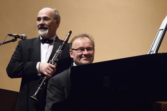 Finále koncertu patrilo známej Gerschwinovej Rapsody in blue v podaní Júliusa Kleina a klaviristu Antona Jaroňa (Poľsko)