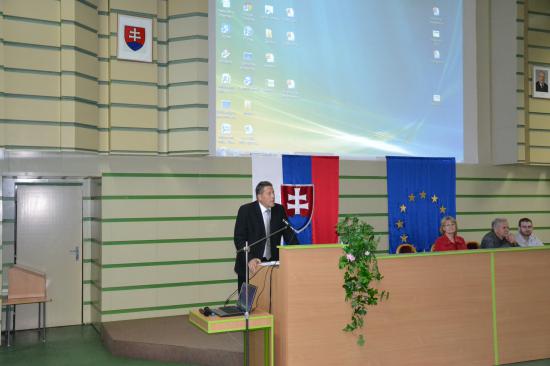 V poradí už ôsmy seminár doktorandov v Košiciach otvoril zástupca hostiteľa – Univerzity veterinárskeho lekárstva a farmakológie – prorektor prof. MVDr. Jaroslav Legáth, PhD. Za predsedníckym stolom sedia doc. Zuzana Daxnerová za UPJŠ, doc. Peter Javorský a Dušan Fabian z Ústavu fyziológie hospodárskych zvierat SAV.