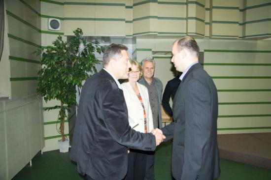 V tucte ocenených sa vynímal jediný mužský víťaz, MVDr. Martin Bača z Ústavu hygieny a technológie mäsa UVLF, ktorému na snímke blahoželá profesor Legáth.