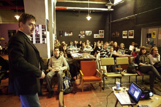 Zaujímavá téma v zaujímavom priestore. Tajomstvá DNA v podaní docenta Petra Pristaša pritiahli do košického Kulturparku najmä mladých ľudí.