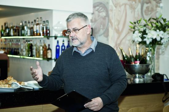 Obe vedecké kaviarne organizoval a uvádzal zodpovedný riešiteľ projektu na popularizáciu vedy Ján Gálik.
